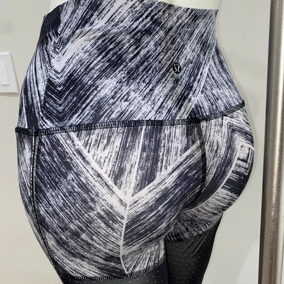 Lululemon Mesh Leggings Size 4 - Picture 5 of 6